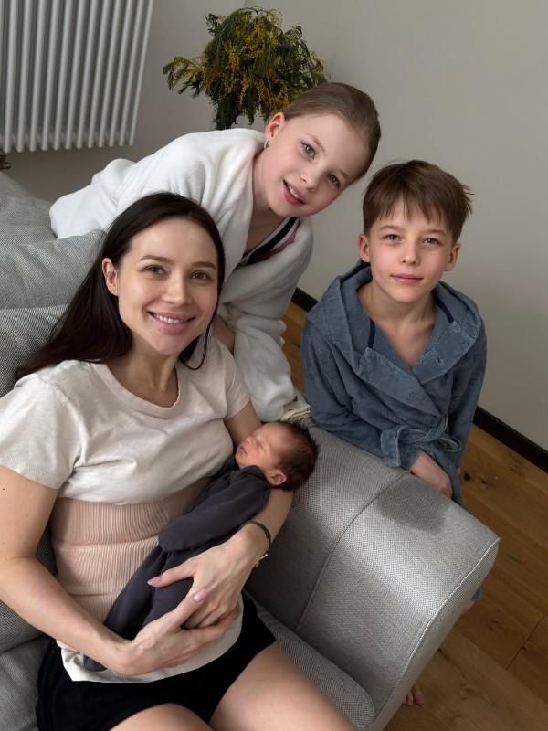 Лерчек с детьми. Фото: соцсети/@im__lu_