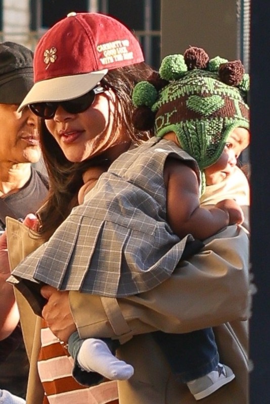 Рианна с дочерью. Фото: Legion-Media