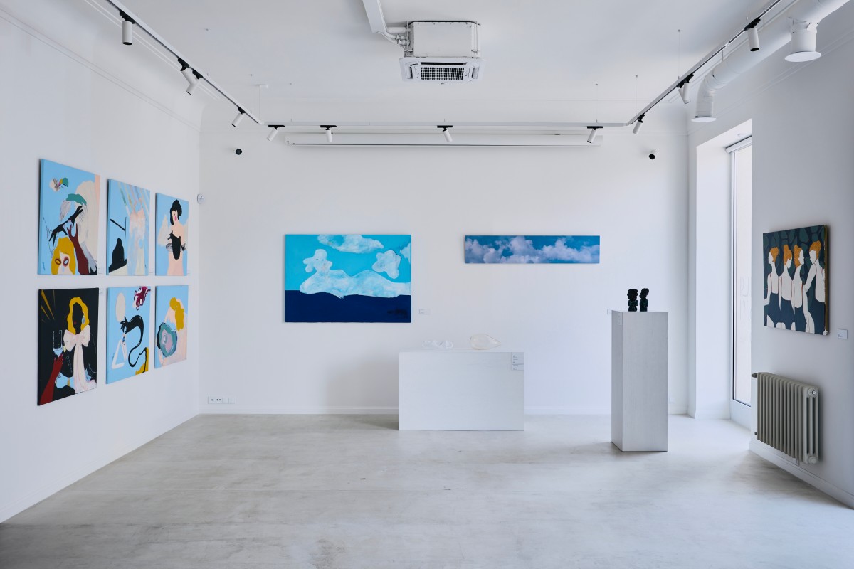 Фрагмент экспозиции выставки "Переменная облачность" под кураторством Виктории Мизиано. Фото: Антон Комаров. Предоставлено пресс-службой галереи Culture