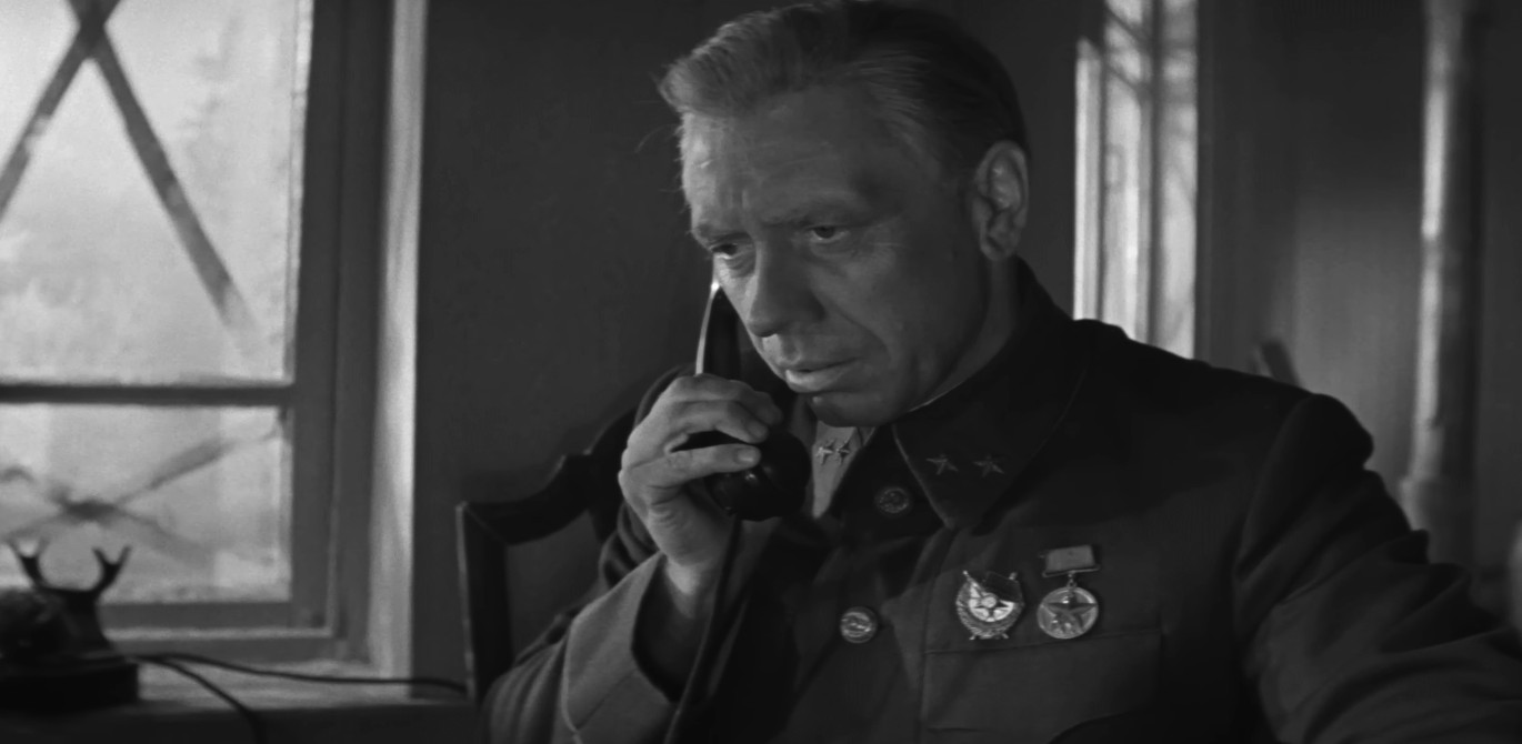 Анатолий Папанов. Кадр из фильма "Живые и мертвые" (1963), реж. Александр Столпер