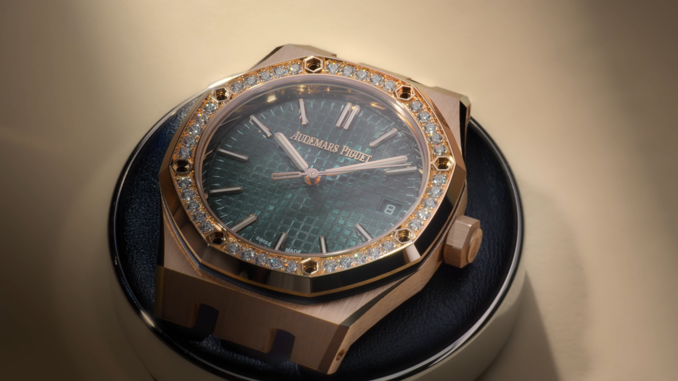 Часы Royal Oak. Фото: YouTube / @audemarspiguet