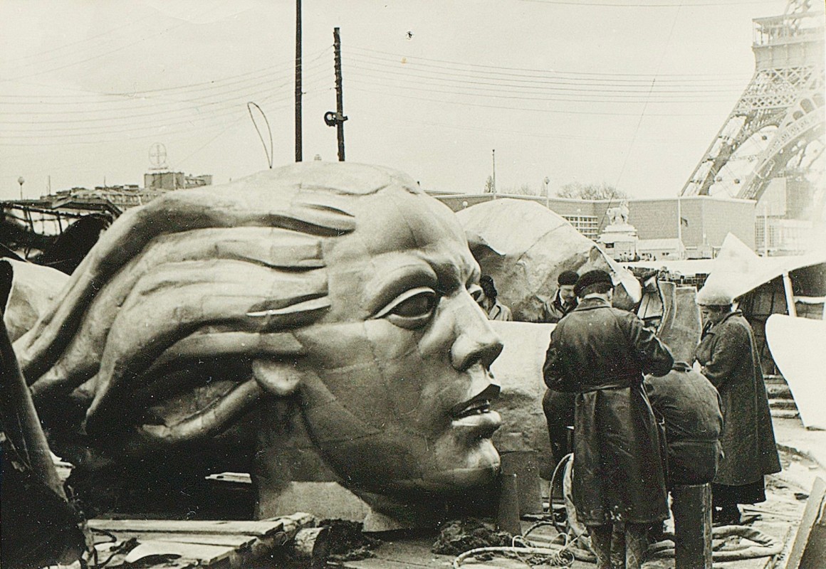 Монтаж скульптурной группы "Рабочий и колхозница". Париж, 1937 г. Из собрания Российского государственного архива литературы и искусства. Предоставлено пресс-службой ГИМ