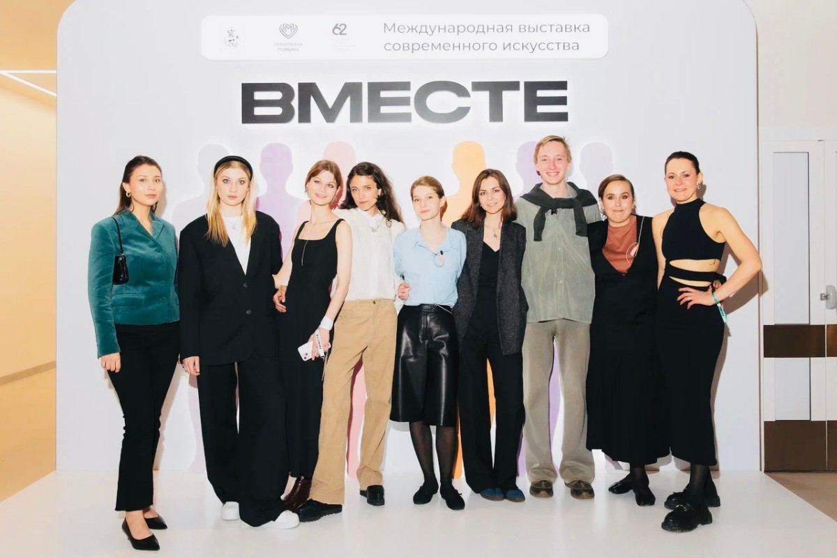 Анна Сансиева (крайняя справа) с командой агентства "Взлет" на открытии выставки "ВМЕСТЕ". Предоставлено коммуникационным агентством "Взлет"