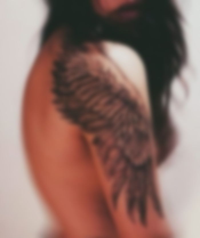 Татуировка крыльев ангела на плече может символизировать самые положительны...