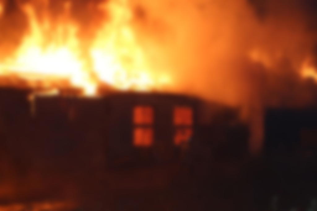 К чему снится пожар горел дом. Пожар во сне. Горящий дом во сне. Приснился пожар в своем доме. Приснилось что дом сгорел.