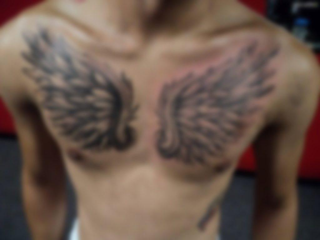 Татуировки с крыльями ангела символизируют свободу, веру и защиту. 