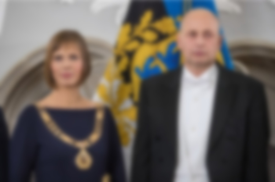 Президент эстонии с сыном в платье