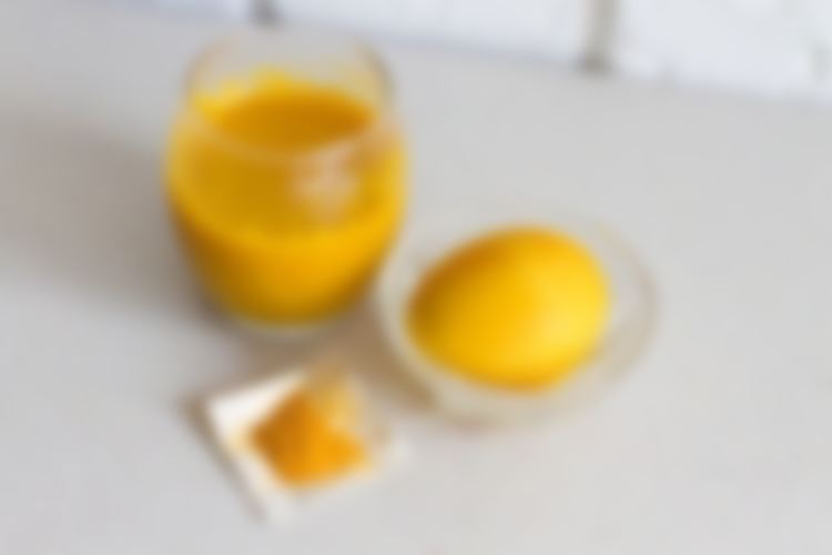 Как красить яйца куркумой