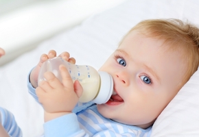 Почему ребёнок срыгивает после кормления смесью или молоком