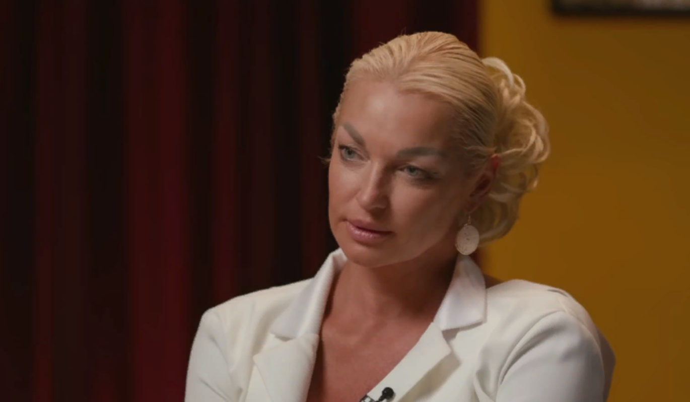 волочкова на шпагате бассейн. волочкова без белья. шоу волочковой одержимость 2024. волочкова 2022. волочкова балерина.