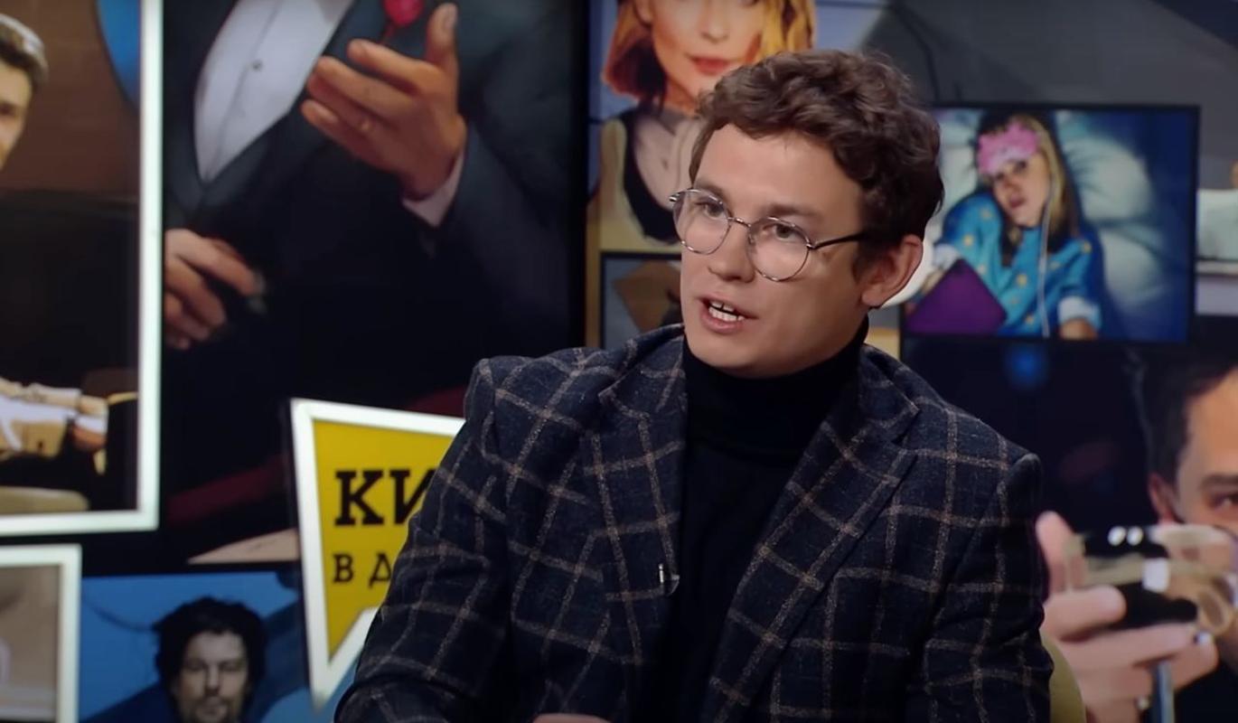 шоу маст гоу текст. текст is show. Lyric show panel 3. ауф неон. квин show must go on текст.