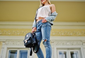 Стиль 2010-х возвращается: как носить узкие джинсы, угги и топы, чтобы это выглядело актуально