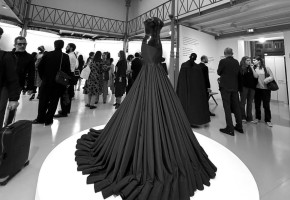 Скульптурная тишина: в Париже открылась выставка модного Дома Alaia
							