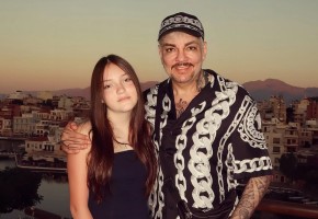 Киркоров подарил дочери лимитированные кеды за более чем 120 тысяч рублей Киркоров подарил дочери лимитированные кеды за более чем 120 тысяч рублей