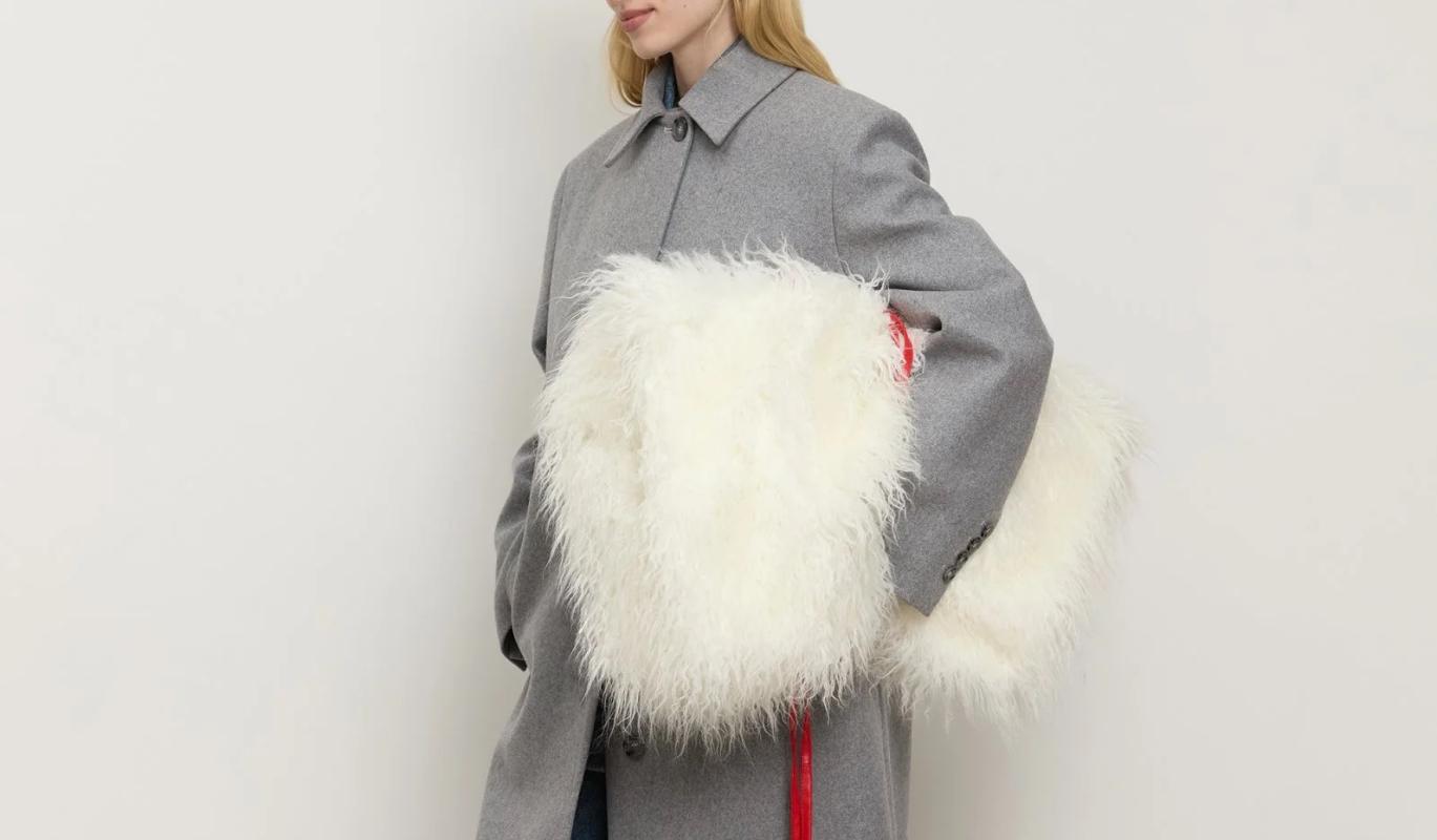 Мода на масштаб: этой зимой выбираем (очень) большие аксессуары