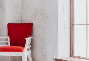 Неожиданный красный: самый эффектный интерьерный прием последних сезонов