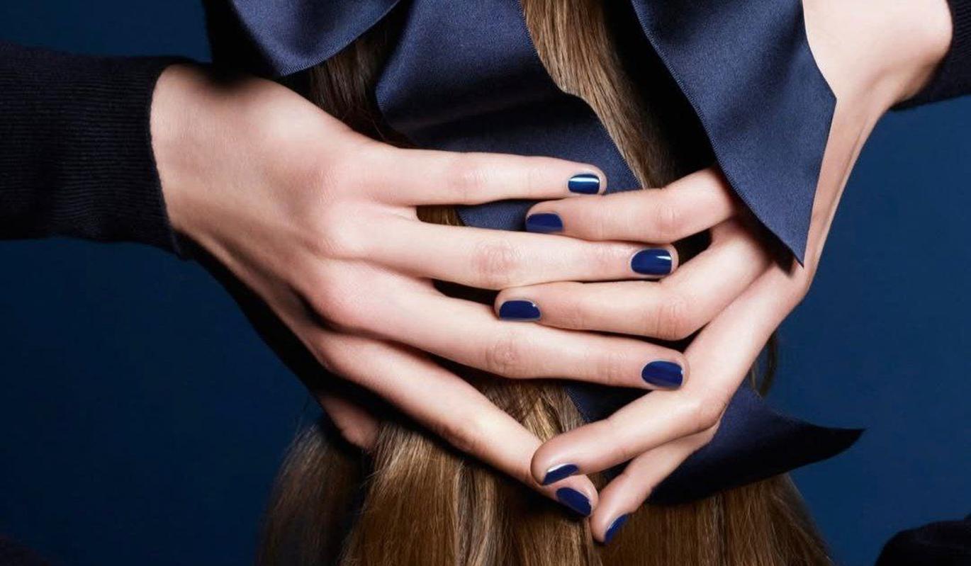 Просто блеск: спокойный новогодний маникюр для минималистов