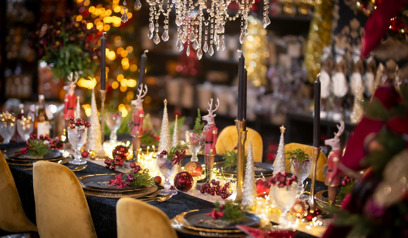 Как стильно сервировать новогодний стол: актуальные идеи и цветовые решения