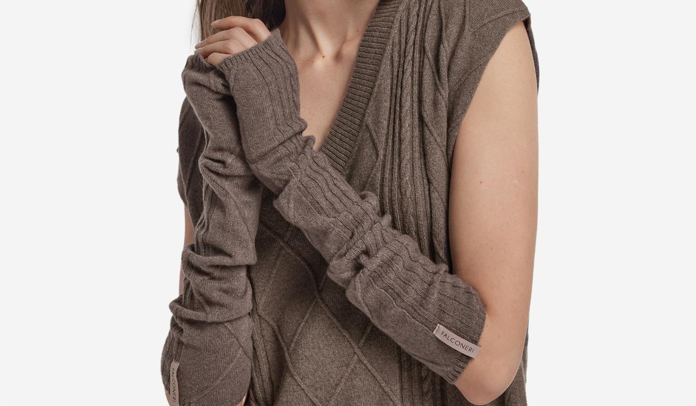 Перчатки, варежки, митенки: чем согреть руки зимой