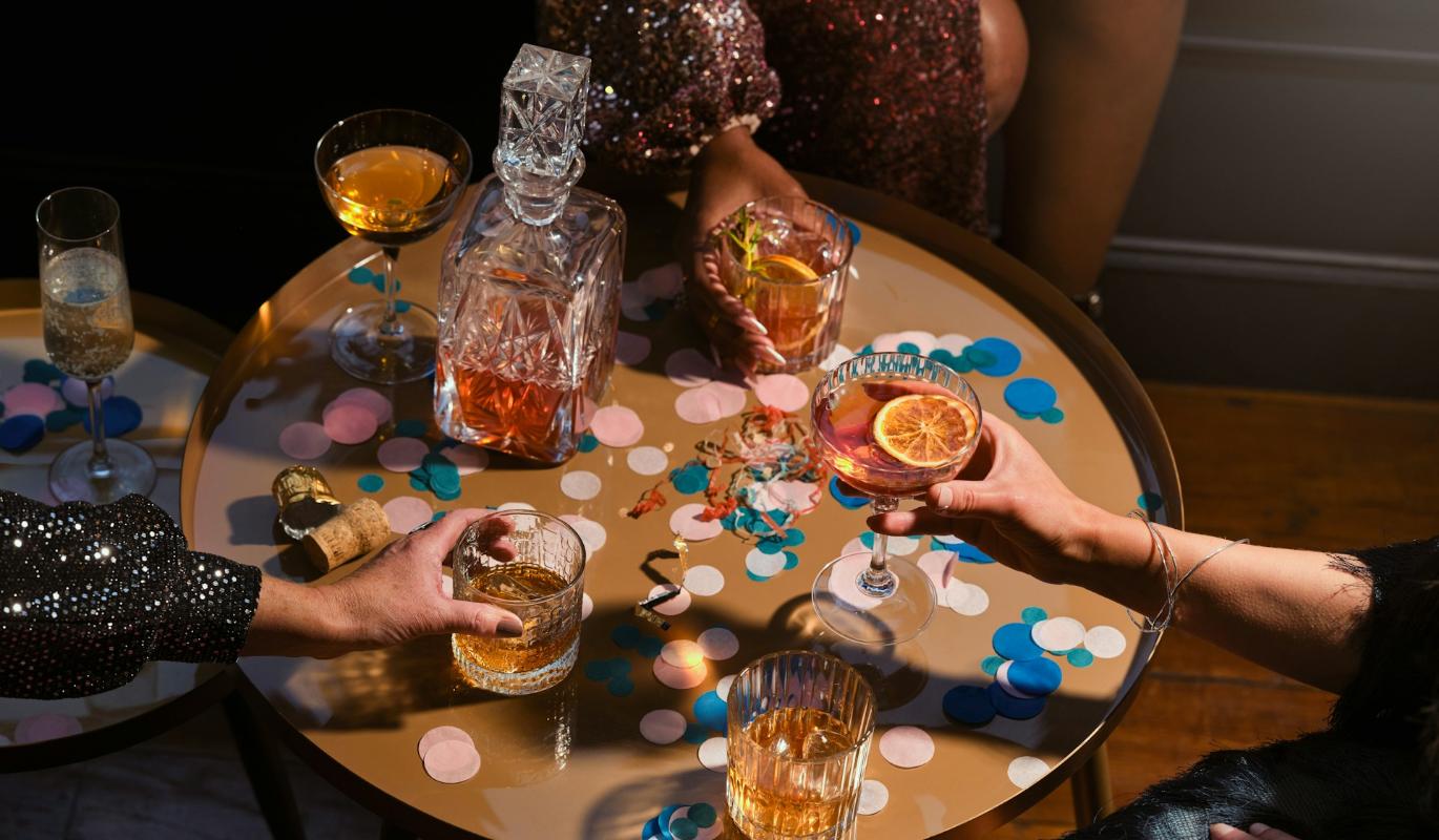 Россияне выбирают осознанные подарки и домашний уют: как изменились новогодние традиции