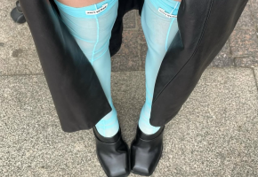 Чулочный бум: 5 образов с самой трендовой вещью весны 2026 Чулочный бум: 5 образов с самой трендовой вещью весны 2026