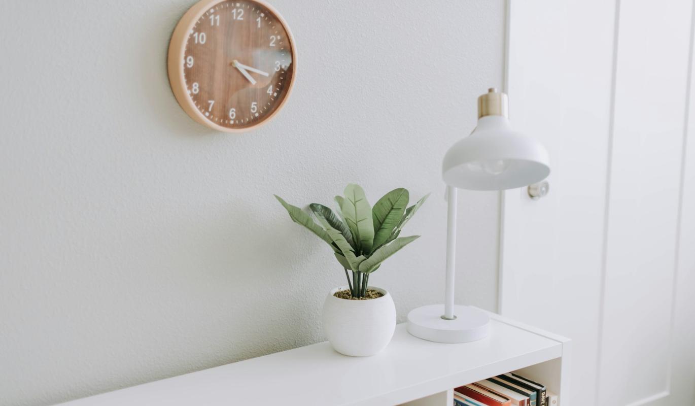 Не просто время: почему настенные часы возвращаются в интерьеры