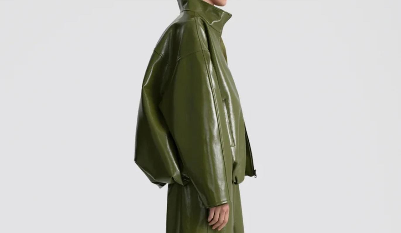 Молоко и смузи: 5 вариантов яркой верхней одежды