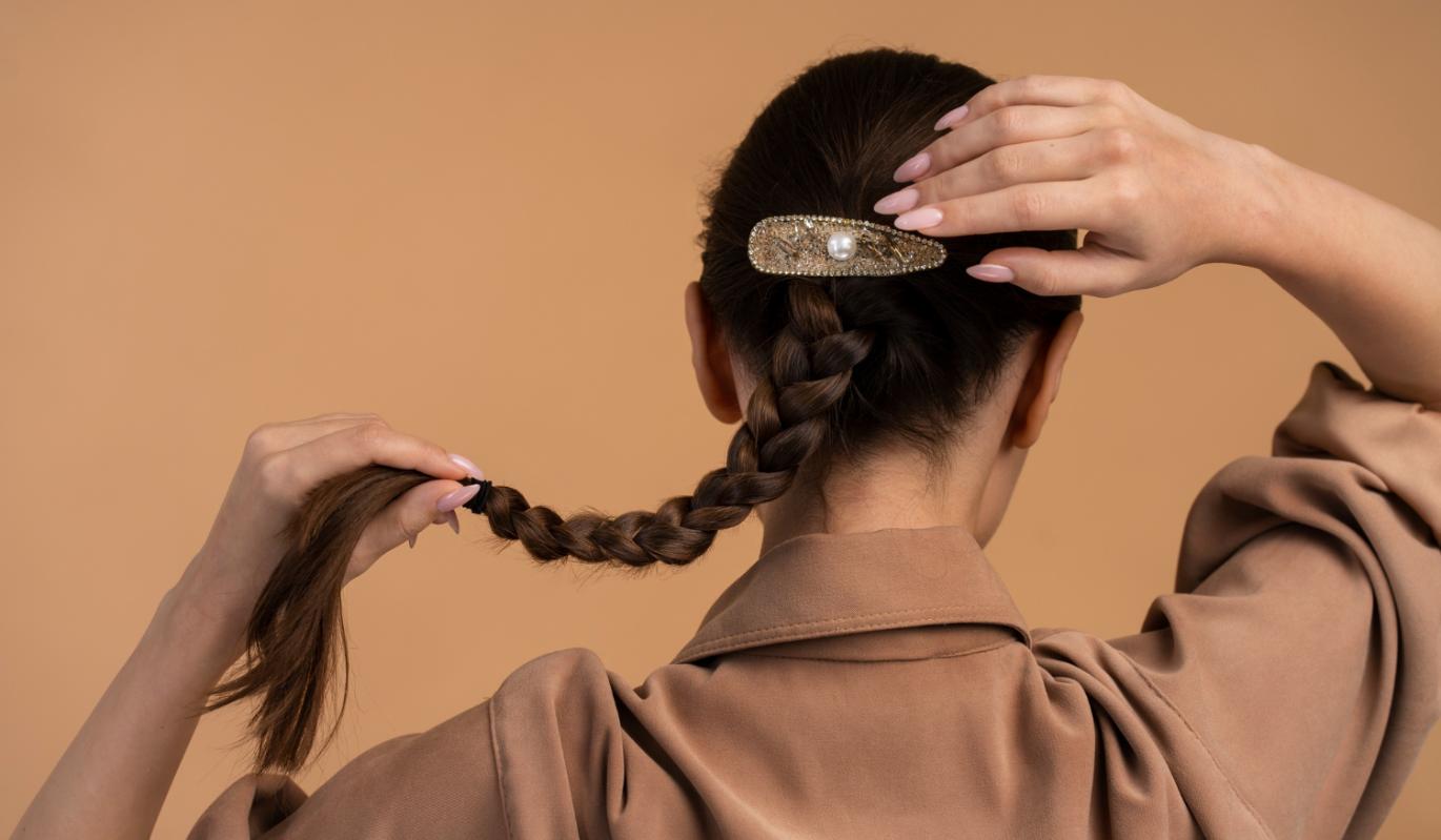 Невидимки, долой! Топ заколок, которые держат не только волосы, но и всеобщее внимание