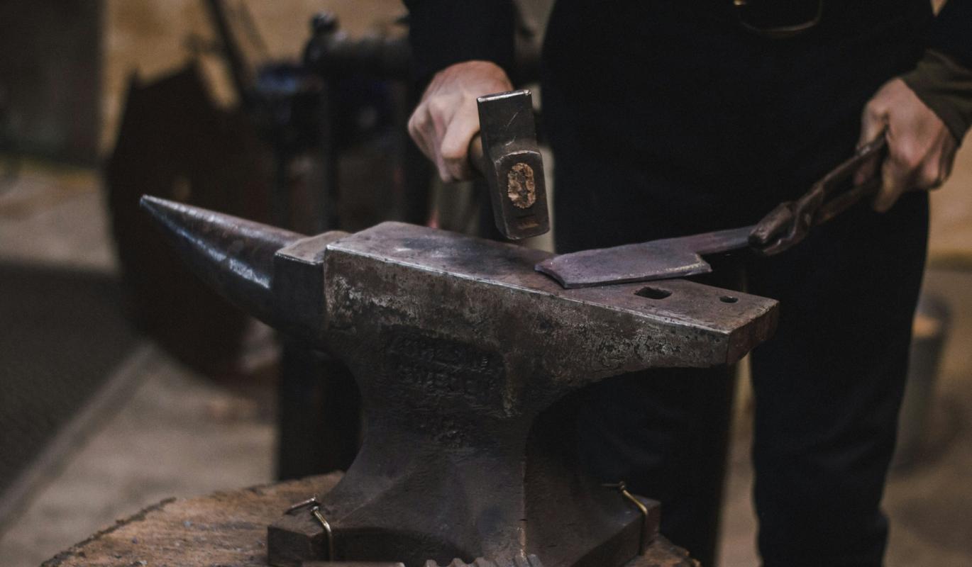 Новая мода на ручной труд: почему современные мужчины массово возвращаются к мастерству