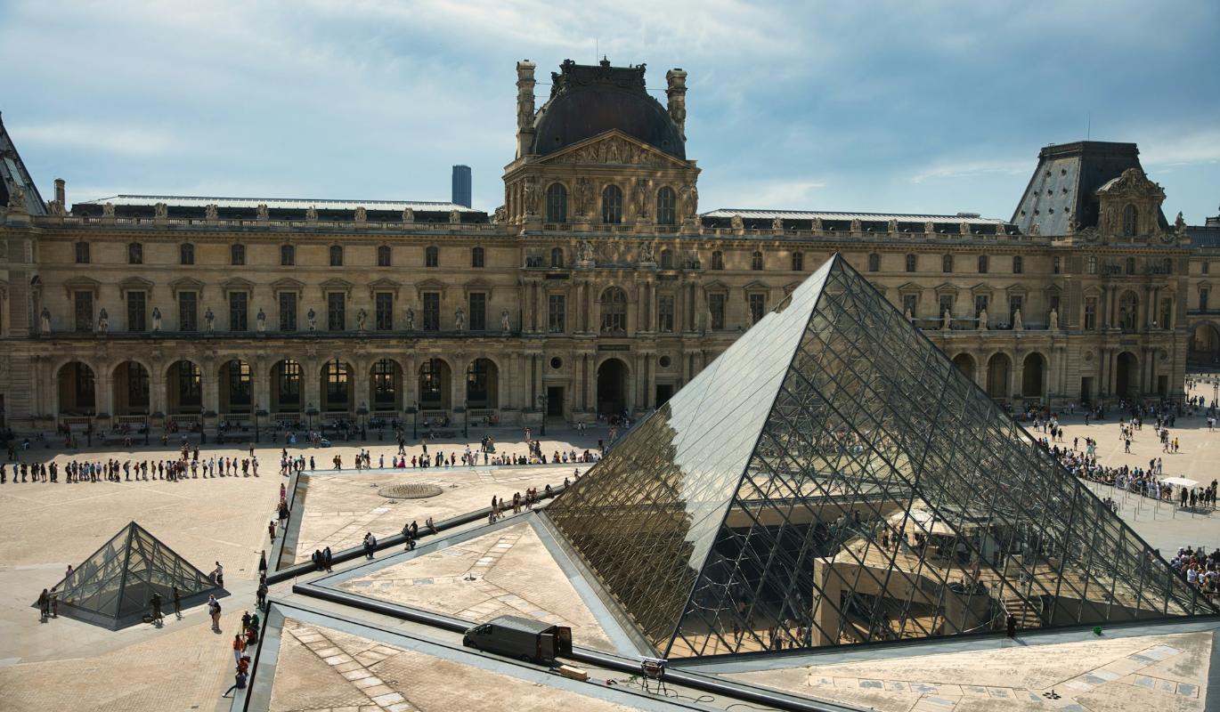 Директор Лувра Лоранс де Кар ушла в отставку на фоне череды скандалов