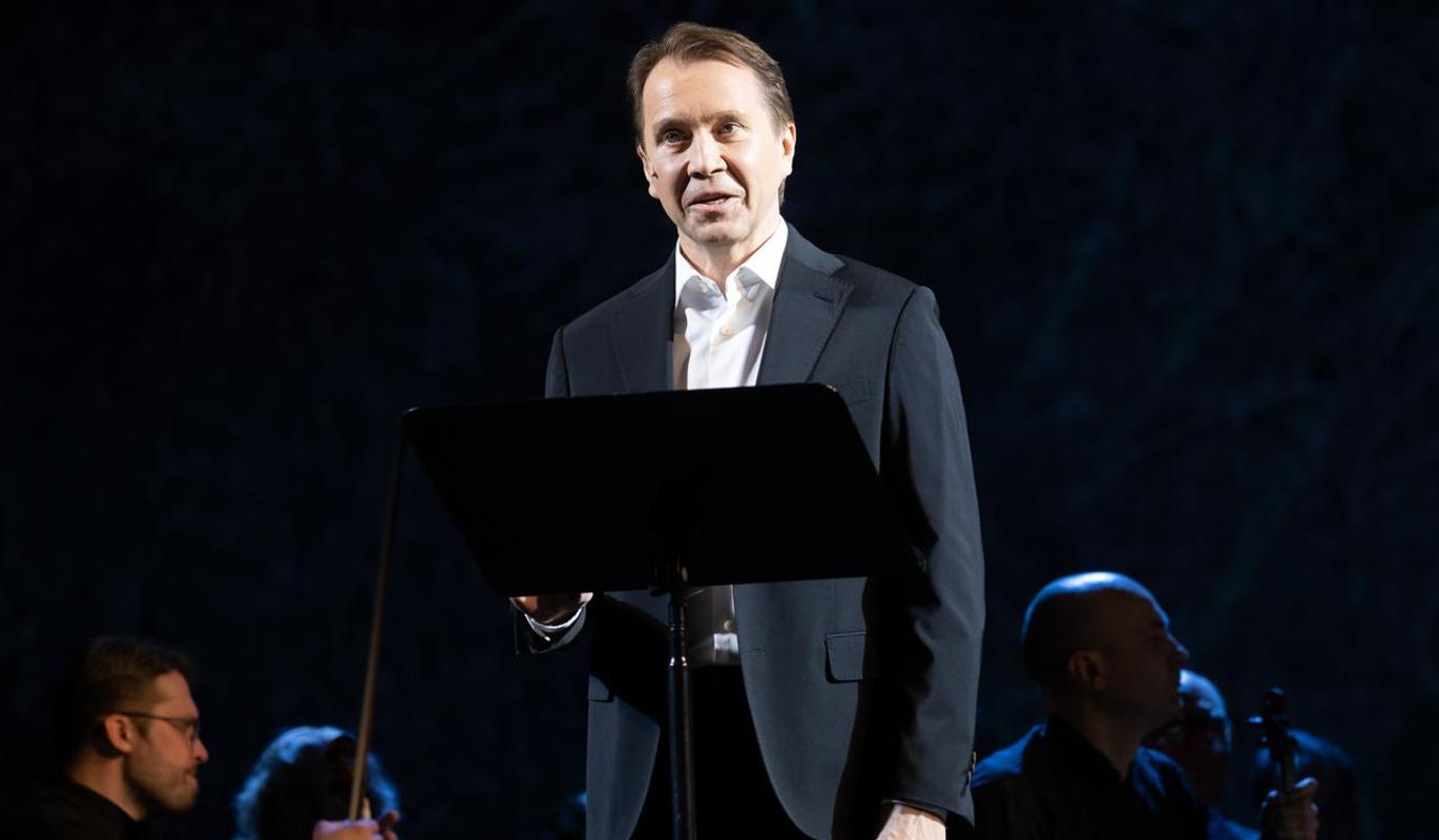 Евгений Миронов рассказал, что его вынесут в гробу на сцену фестиваля в Колумбии