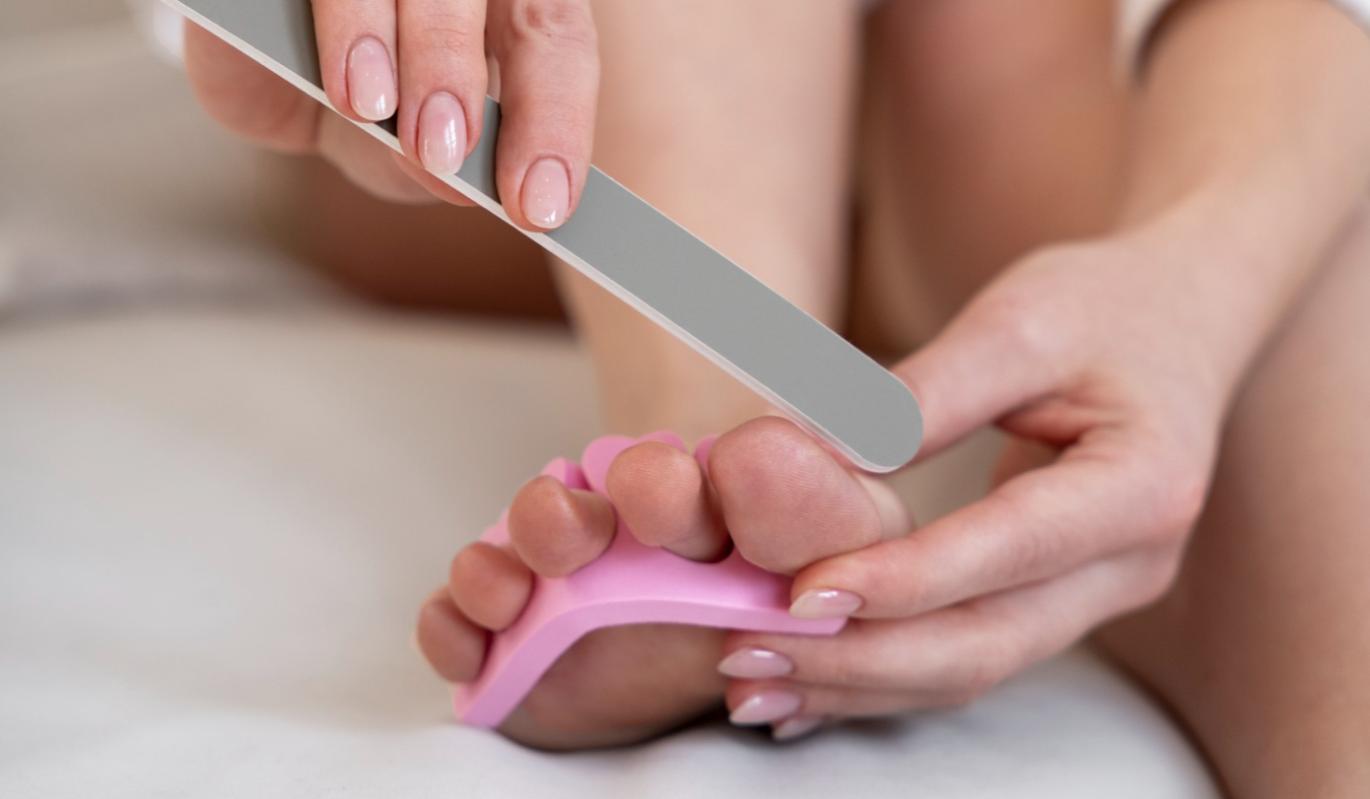 Почему пленки лучше гель-лака для педикюра: 5 весомых причин