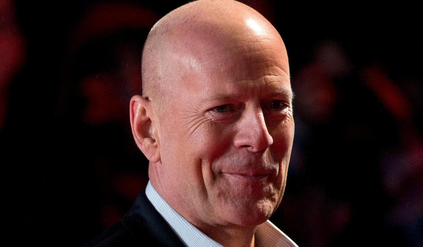 Деми Мур опубликовала новые фото тяжелобольного Брюса Уиллиса в день его рождения