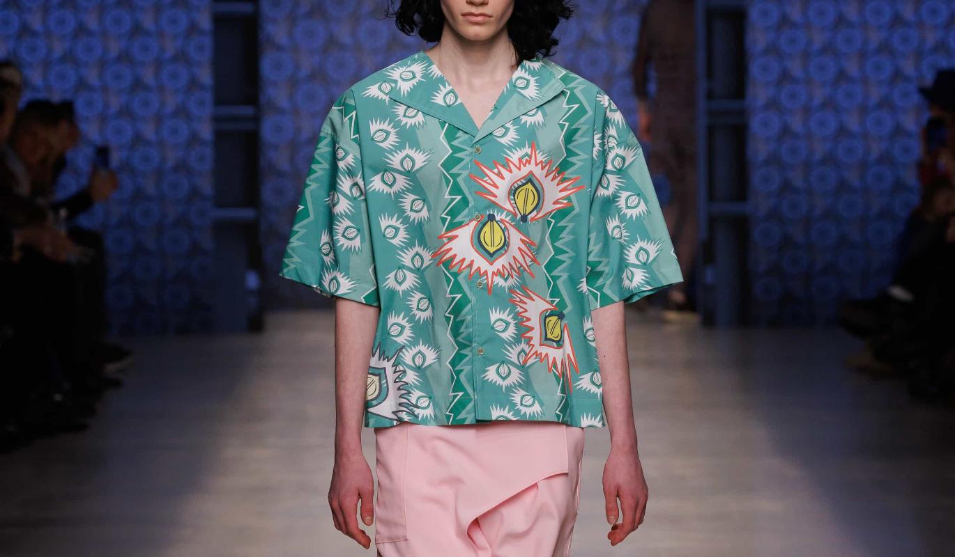 Иван Кутузов на Московской неделе моды представил мужскую коллекцию из ситца, вдохновленную агитплакатом 1920-х