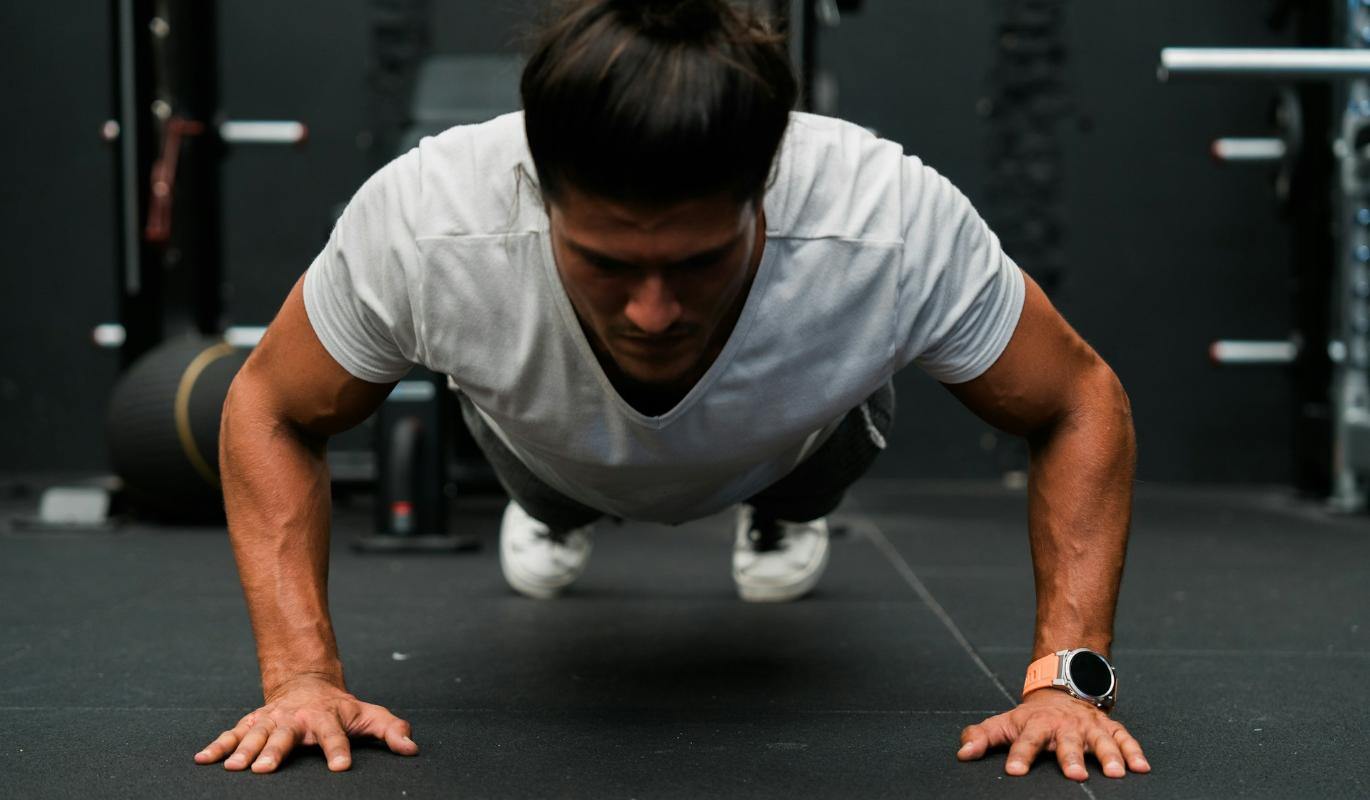 Японская ходьба или мертвый вис: какие из фитнес-трендов стоит попробовать мужчине