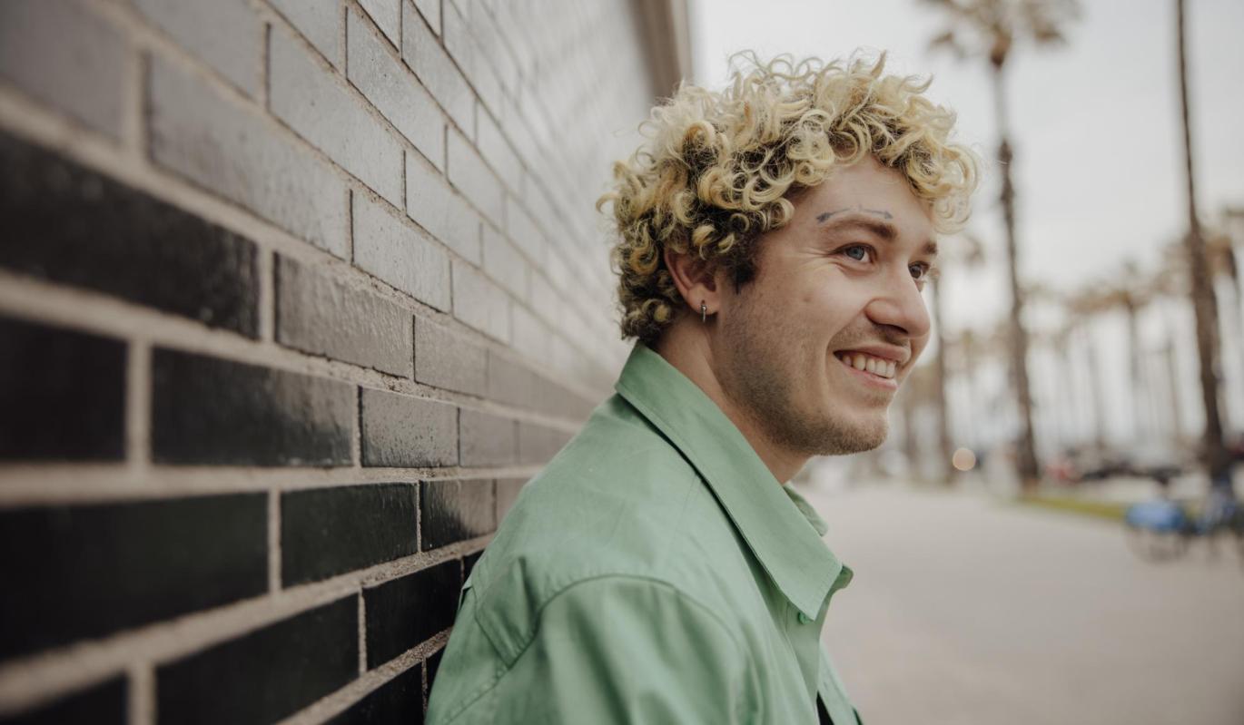 Как "приручить" кудри мужчине: убираем пушистость и формируем завиток