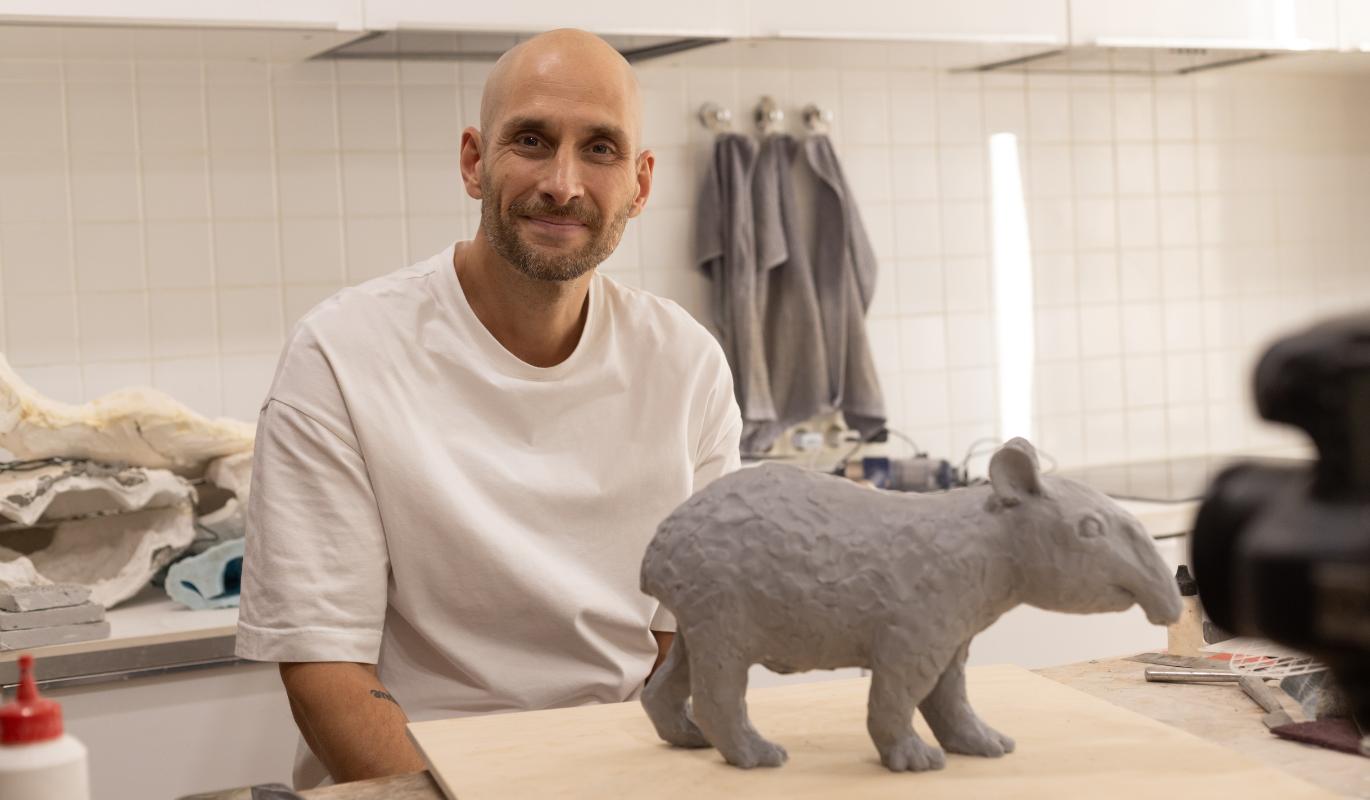 Скульптор Петр Зайцев – о "романтическом минимализме", стеклопластиковых капибарах и трехметровом сердце