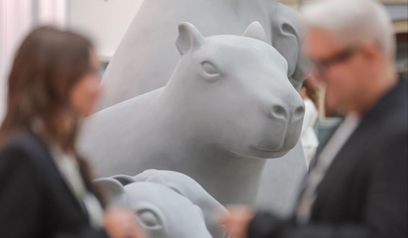 Скульптор Петр Зайцев рассказал, что его капибары из стеклопластика стоят как квартира