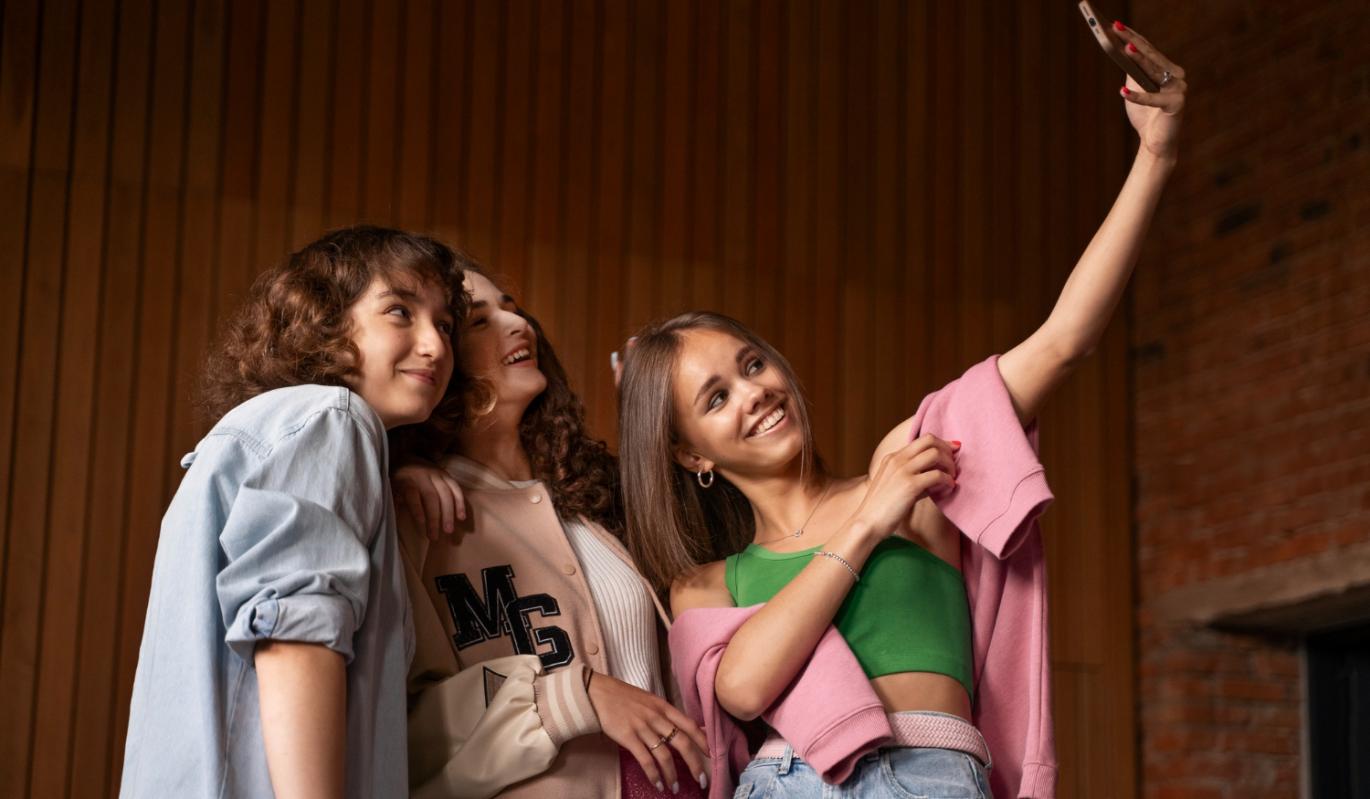 Стиль нулевых и шумное поведение: кто такие "фудкортницы"