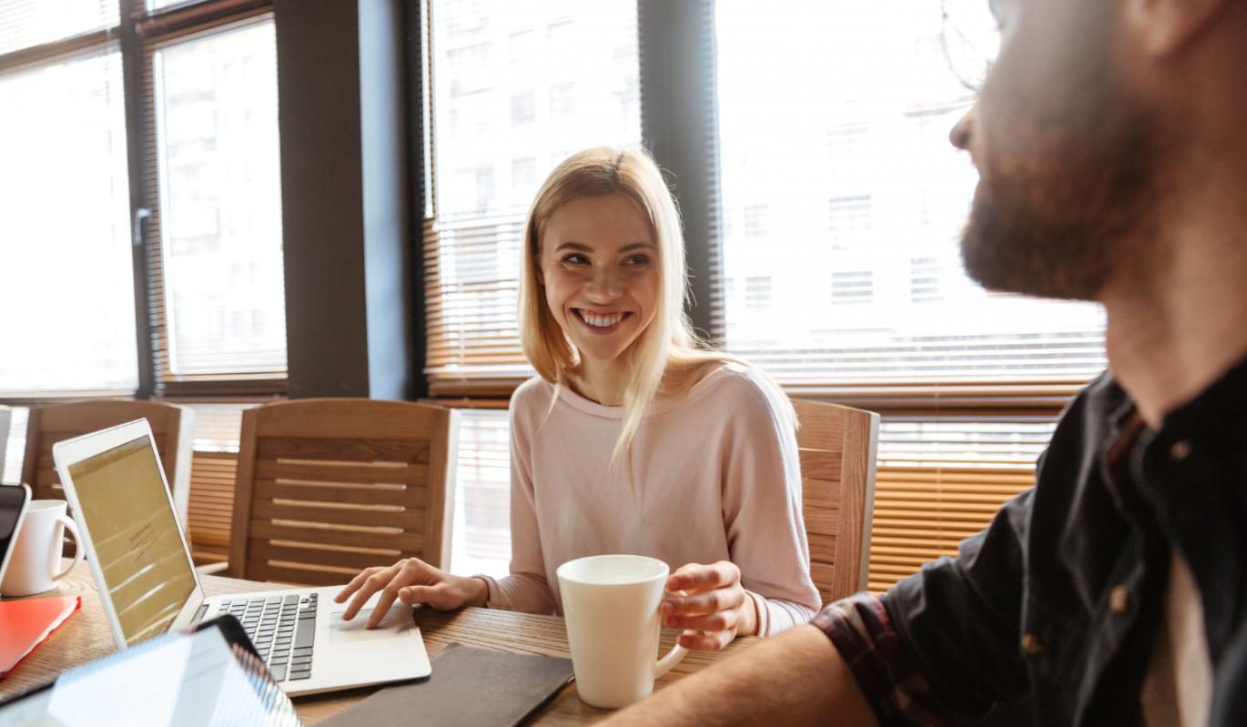 Вы вроде "просто коллеги", но в какой-то момент уже поздно делать вид, что ничего не происходит