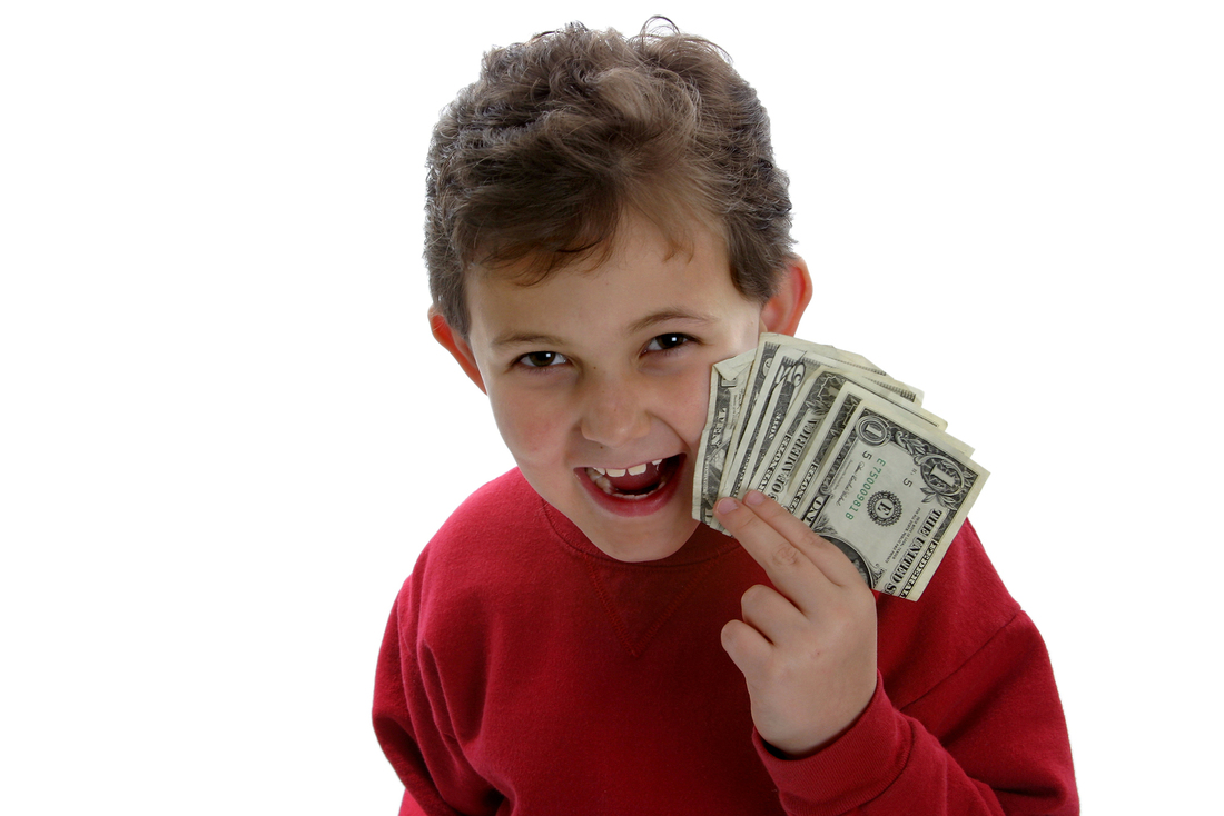 Мама дает деньги сыну. Подросток с деньгами. Мальчик с деньгами. Школьник с деньгами. Мальчик с деньгами в руках.