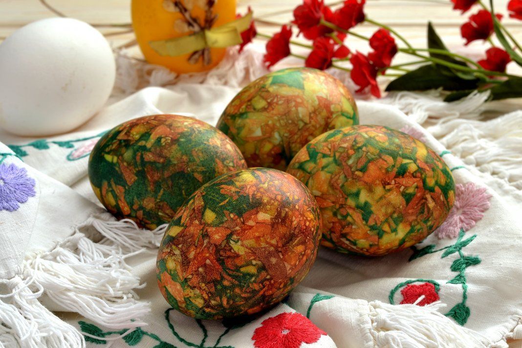 Яйца мраморные с зеленкой. Мраморные яйца на Пасху. Мраморные яйца в луковой шелухе с зеленкой. Мраморные яйца на Пасху с зеленкой. Крашеные яйца на пасху