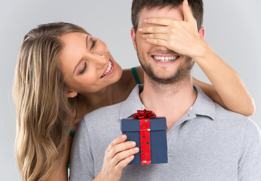 Подарить мужу телефон. Девушка дарит подарок. Подарок " мужчине". Подарок любимой. Парень дарит девушке подарок.