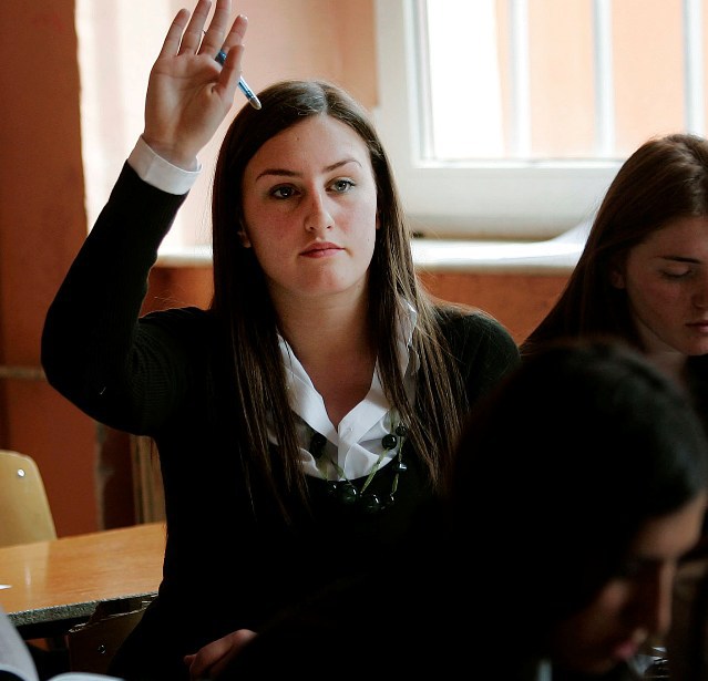 Стрижки до и после. Девушка наносит крем на лицо. После 25 лет женщина. После 25 лет женщина. Как макияжем сделать морщины.