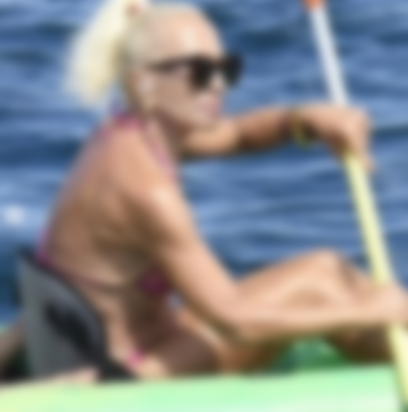 Папарацци запечатлели 65-летнюю Донателлу Версаче на море.