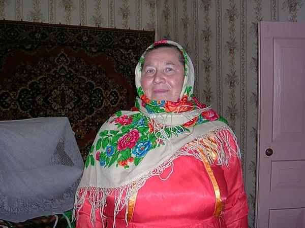 Старухи в платках. Бабушка в платке. Платок на голову бабушке. Платок на голову деревенский. Русские бабки в платках.