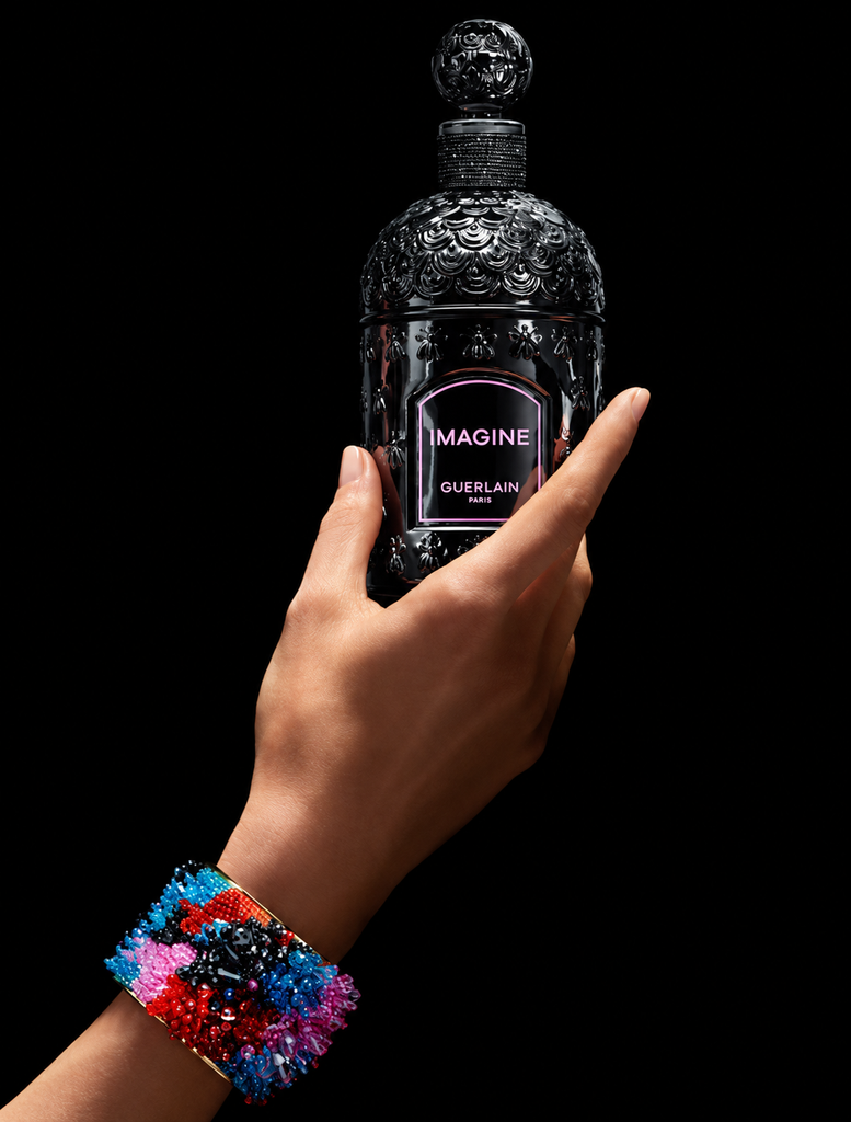 Парфюм Imagine Guerlain и разноцветный браслет из праздничной коллекции — Рождество 2026