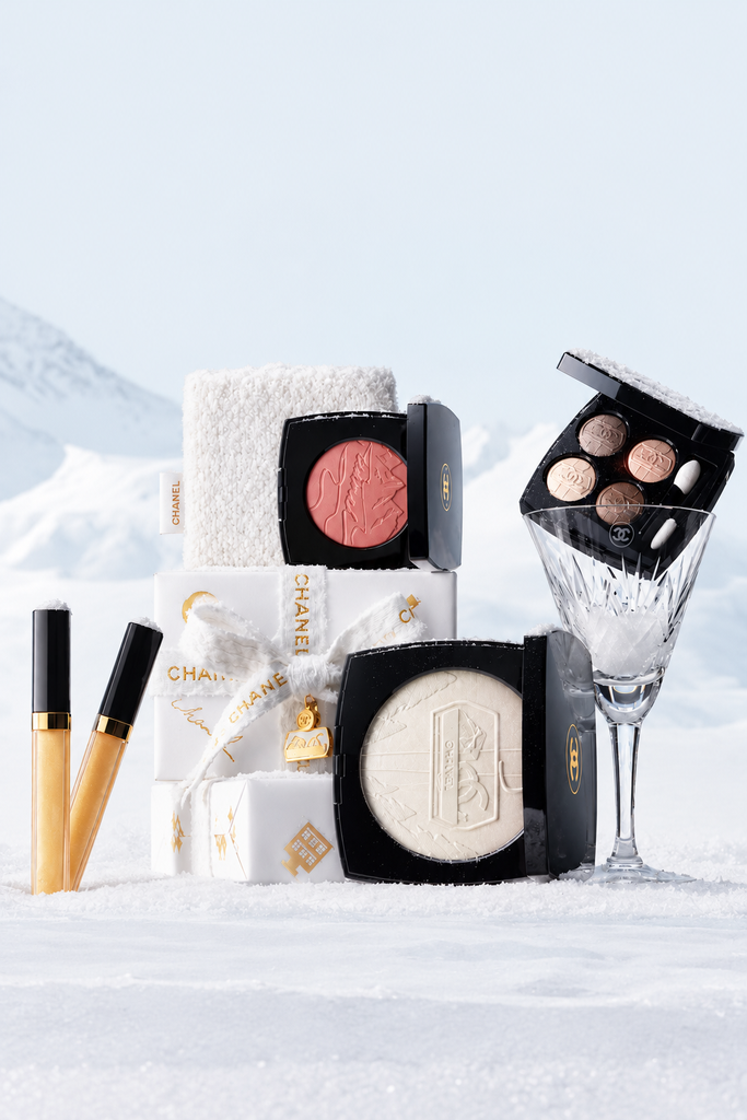 Палетка теней, пудра и средства для губ Chanel в праздничном оформлении — Рождество 2026