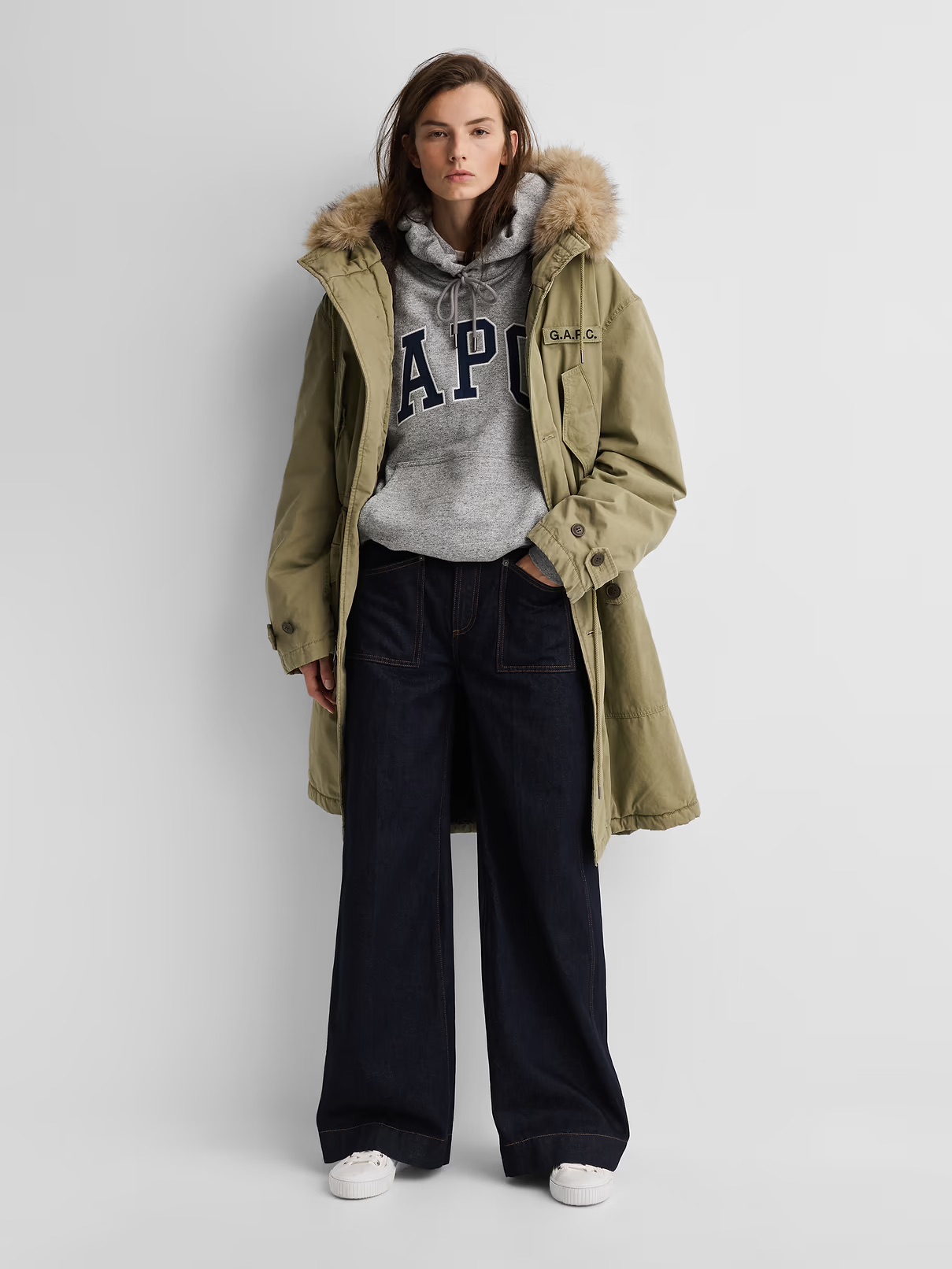 Парка Gap с меховым капюшоном в образе с худи и широкими джинсами