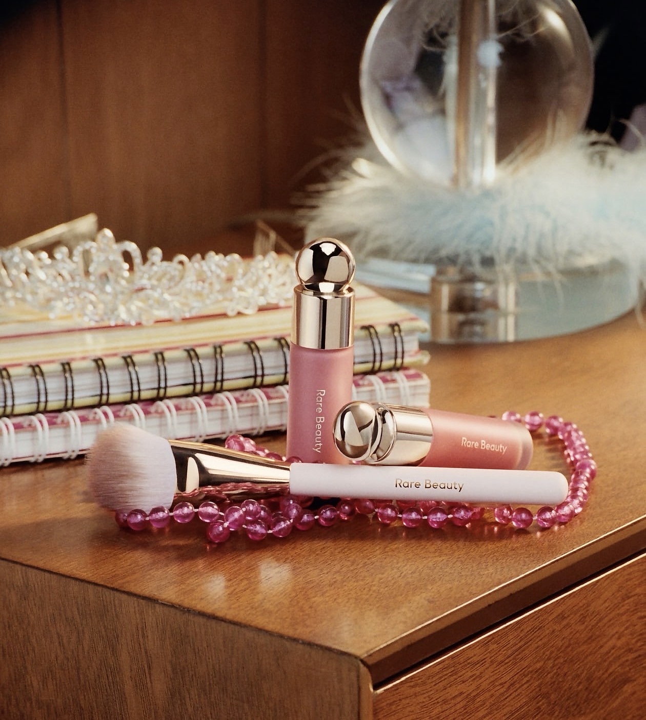 Два флакона жидких румян Rare Beauty и кисть из набора Delena Soft Pinch Blush Bundle